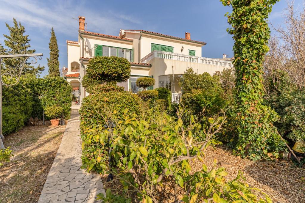 Vonkajšia záhrada v ubytovaní Apartments by the sea Barbat, Rab - 3203