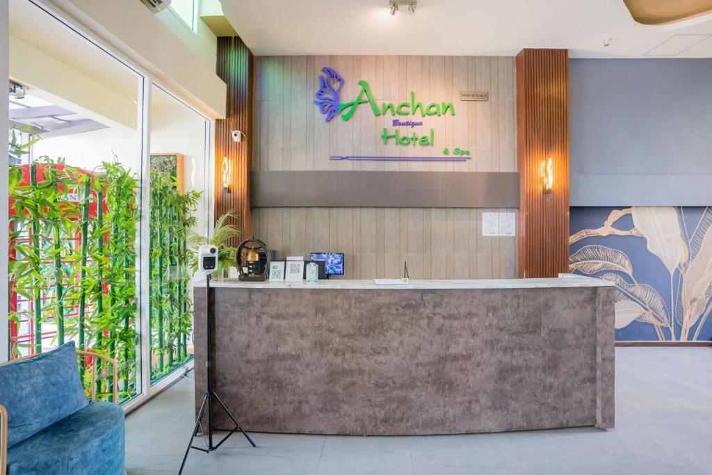 A área de receção ou átrio de Anchan Hotel & Spa