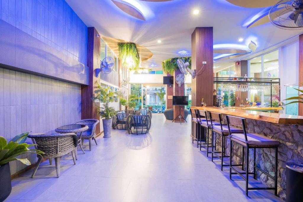 um bar num restaurante com mesas e cadeiras em Anchan Hotel & Spa em Hua Hin