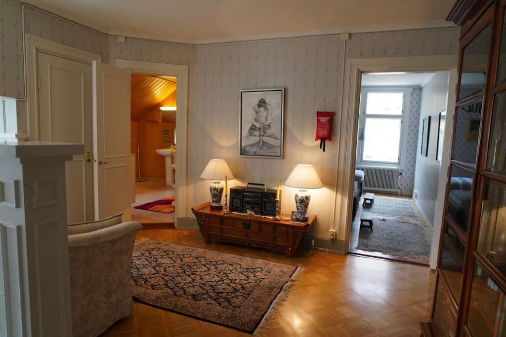 una sala de estar con una mesa en el centro de una habitación en Jugendhuvila Fiskarsissa en Fiskars