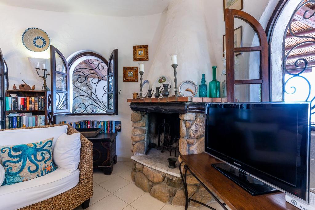Televízia a/alebo spoločenská miestnosť v ubytovaní Villa Renata