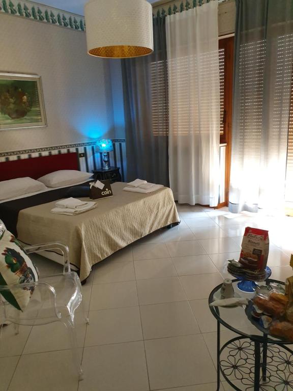 a living room with two beds and a table at Alba central City in Palermo
