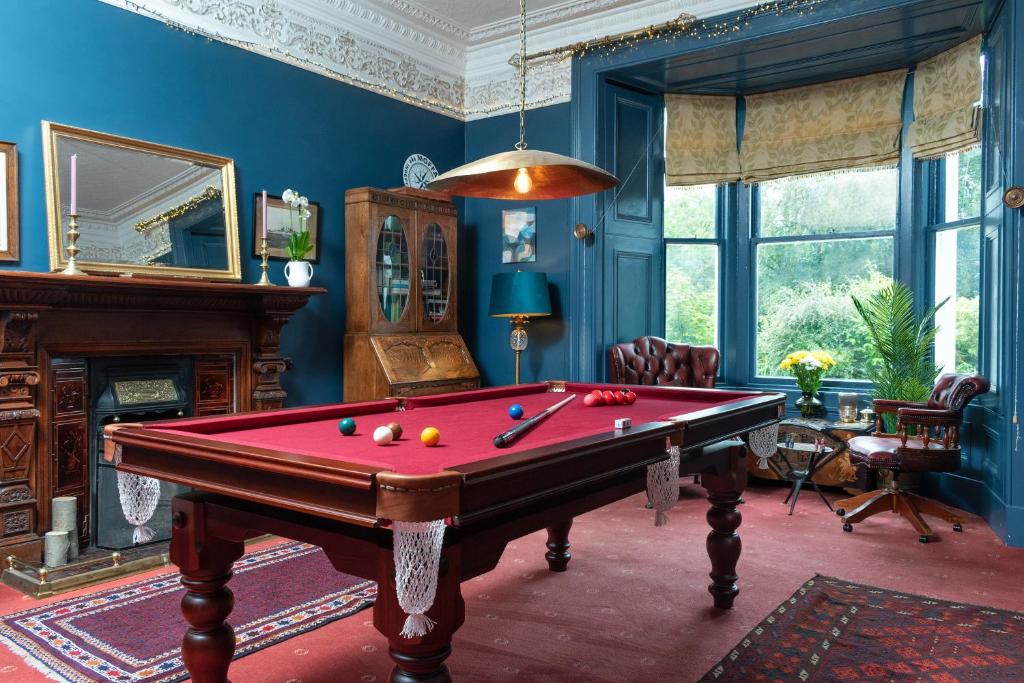 Una sala de estar con una mesa de billar. en Moffat Independent Hostel, en Moffat