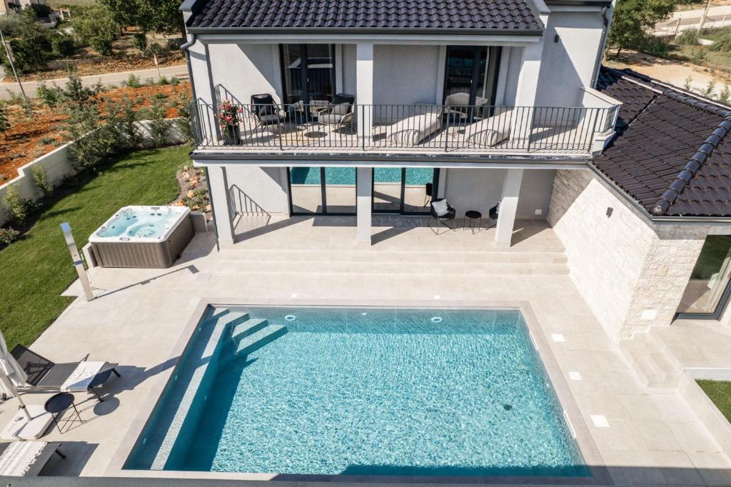 an aerial view of a house with a swimming pool at Villa Bewegte Berge in Kaštelir