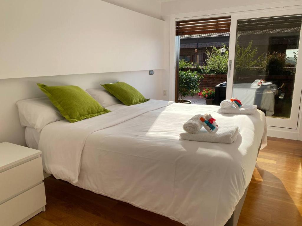 Postel nebo postele na pokoji v ubytování Singular y espacioso apartamento Ondarreta Beach