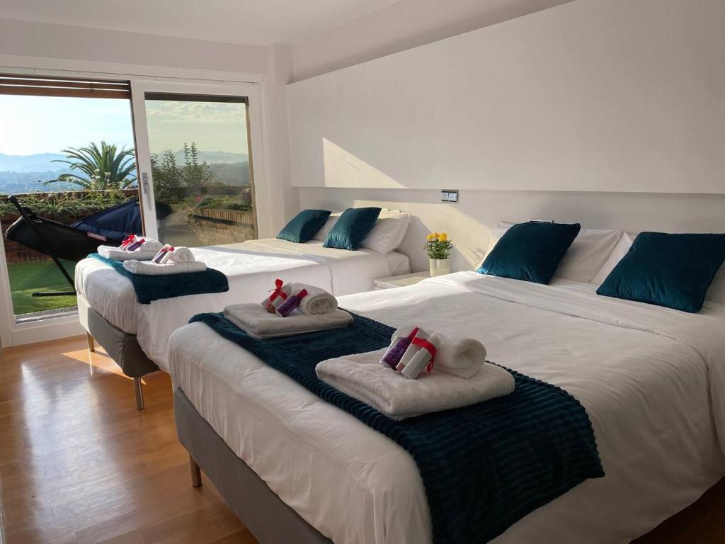 Postel nebo postele na pokoji v ubytování Singular y espacioso apartamento Ondarreta Beach