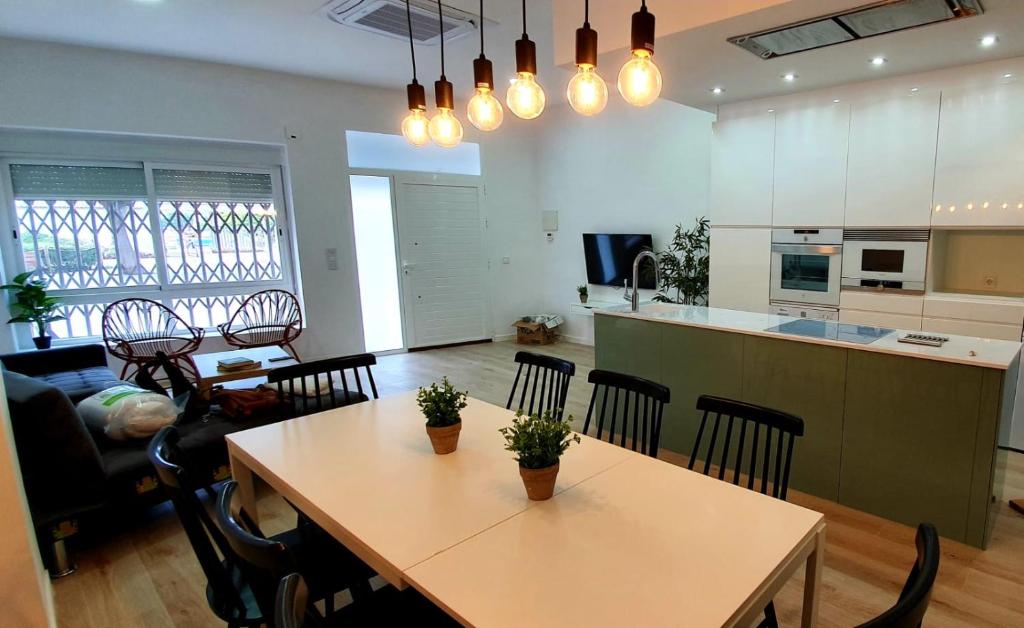 a kitchen and living room with a table and chairs at Alójate Gandia Ermita in Gandía