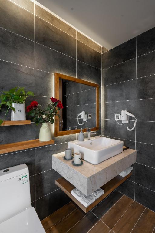 Căn Hộ Premier 2 Phòng Ngủ Có Ban Công Nhìn Ra Thành Phố