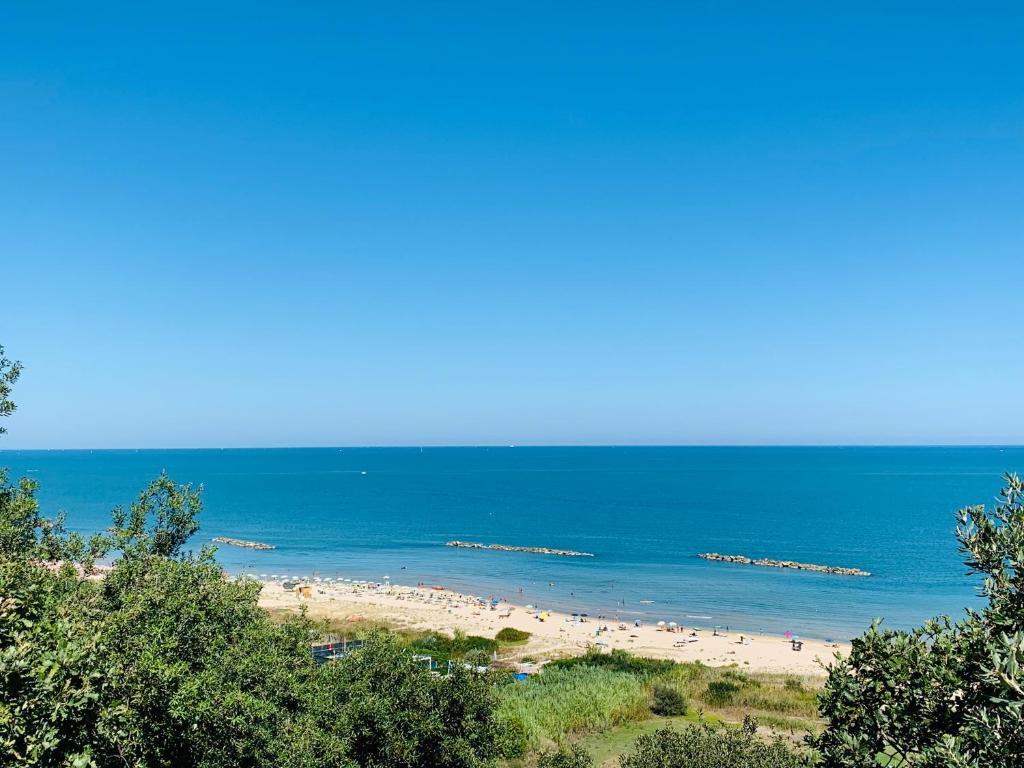 una playa con un montón de gente en el agua en AbruzzodAmare Amazing Apartments with Romantic Sea View, en Francavilla al Mare