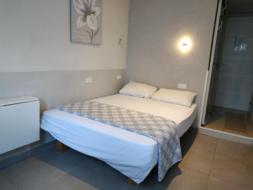 מיטה או מיטות בחדר ב-Private rooms near the beach center