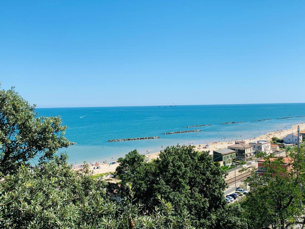 uma vista para uma praia com pessoas e para o oceano em AbruzzodAmare Amazing Apartments with Romantic Sea View em Francavilla al Mare