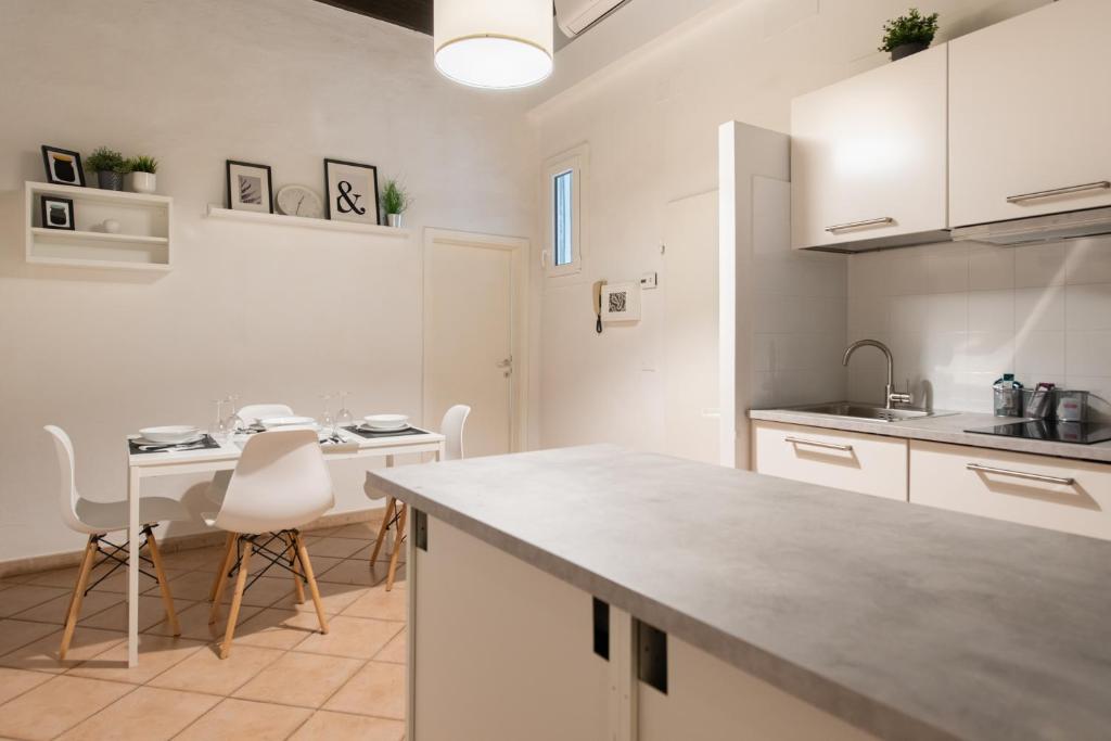 Kuchnia lub aneks kuchenny w obiekcie 2 Rooms next to a market and Piazza Santa Croce - HomeUnity