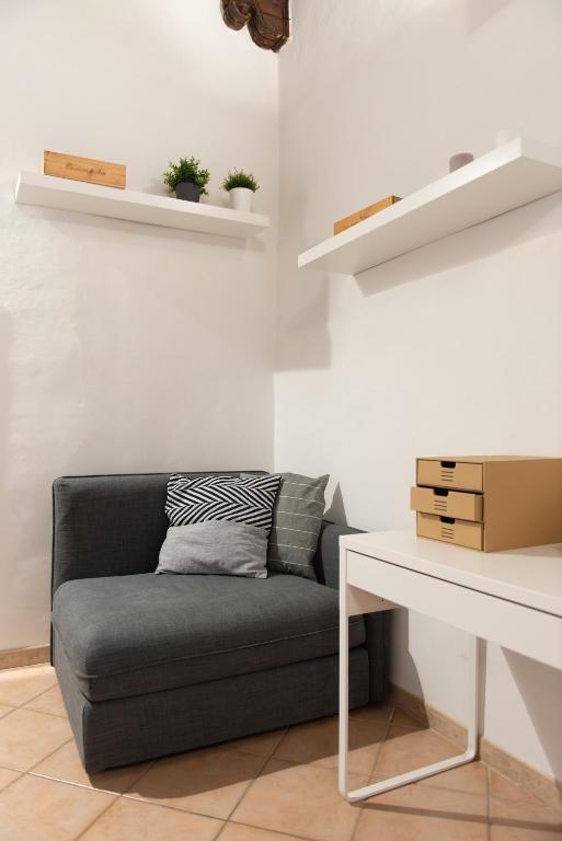 Część wypoczynkowa w obiekcie 2 Rooms next to a market and Piazza Santa Croce - HomeUnity