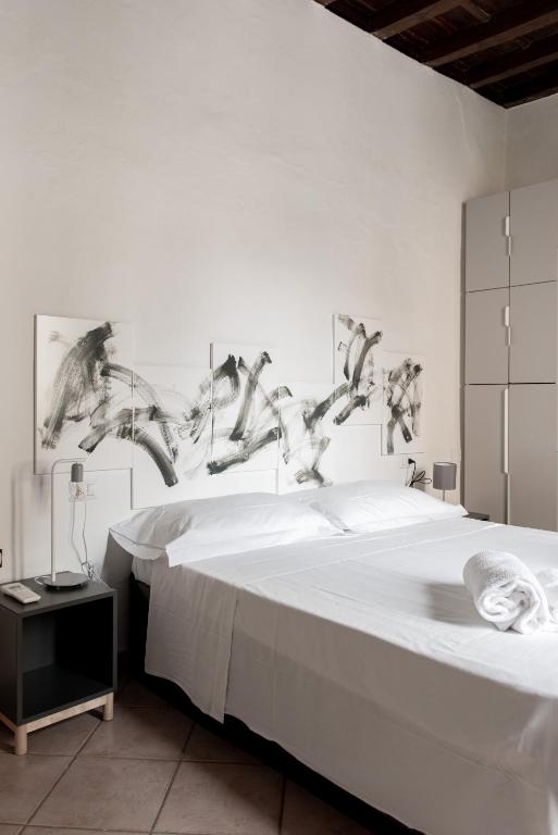 Łóżko lub łóżka w pokoju w obiekcie 2 Rooms next to a market and Piazza Santa Croce - HomeUnity