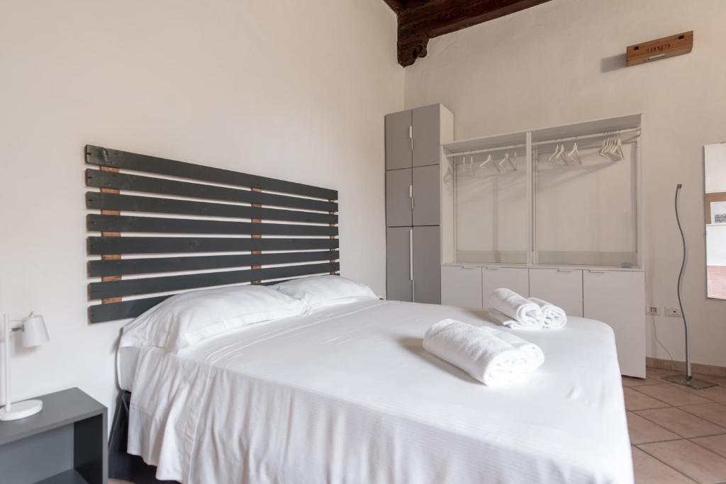 Łóżko lub łóżka w pokoju w obiekcie 2 Rooms next to a market and Piazza Santa Croce - HomeUnity