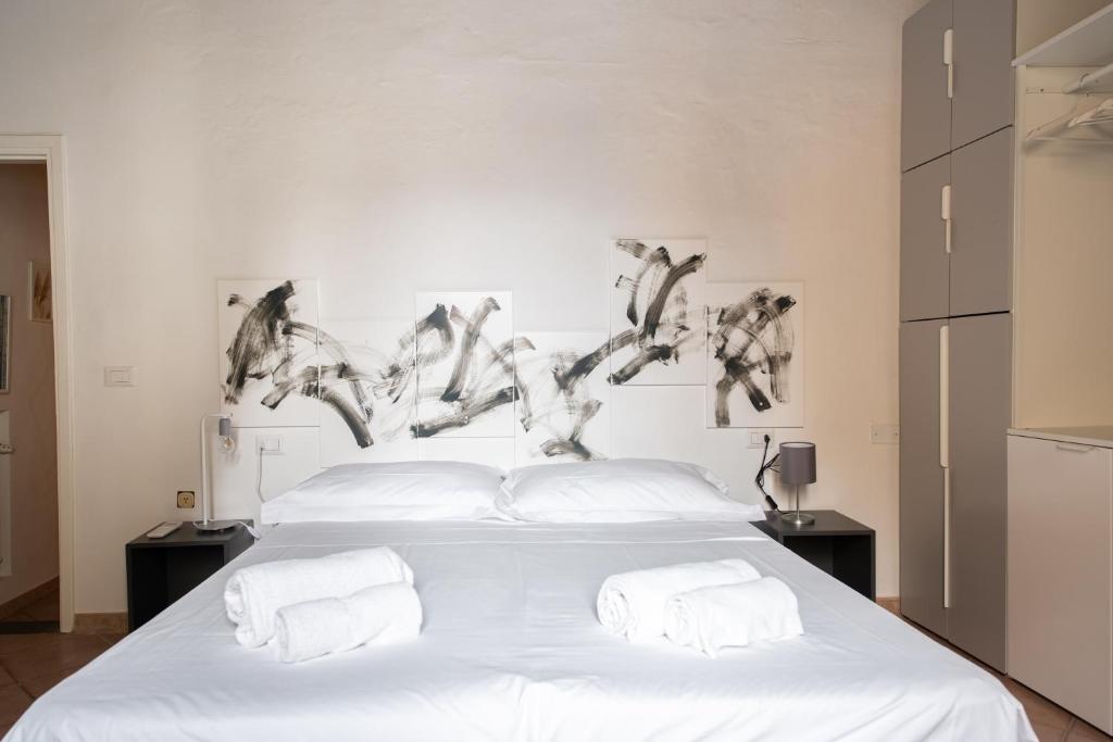 Łóżko lub łóżka w pokoju w obiekcie 2 Rooms next to a market and Piazza Santa Croce - HomeUnity