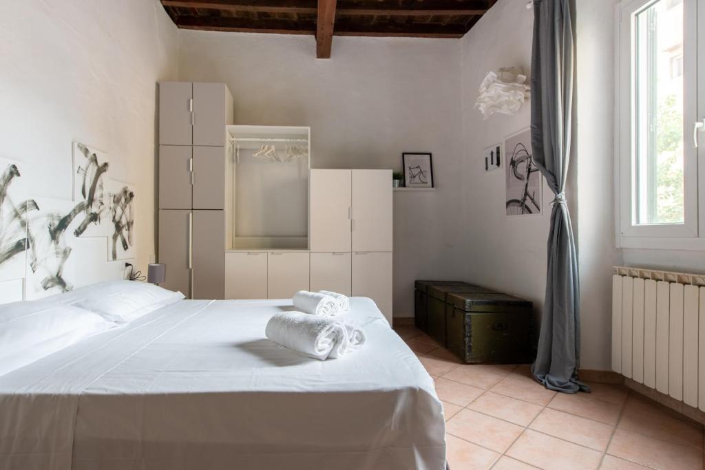 Łóżko lub łóżka w pokoju w obiekcie 2 Rooms next to a market and Piazza Santa Croce - HomeUnity