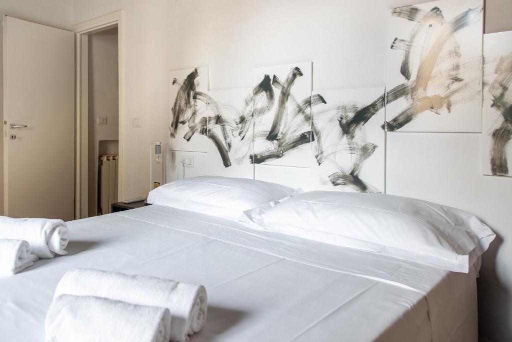 Łóżko lub łóżka w pokoju w obiekcie 2 Rooms next to a market and Piazza Santa Croce - HomeUnity
