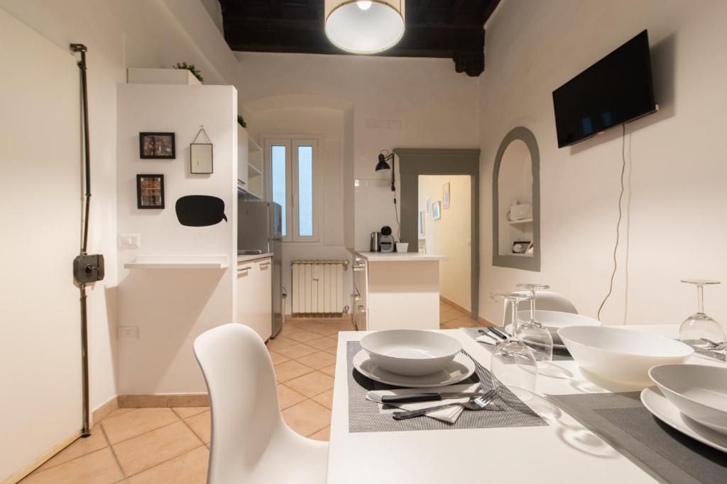 Kuchnia lub aneks kuchenny w obiekcie 2 Rooms next to a market and Piazza Santa Croce - HomeUnity