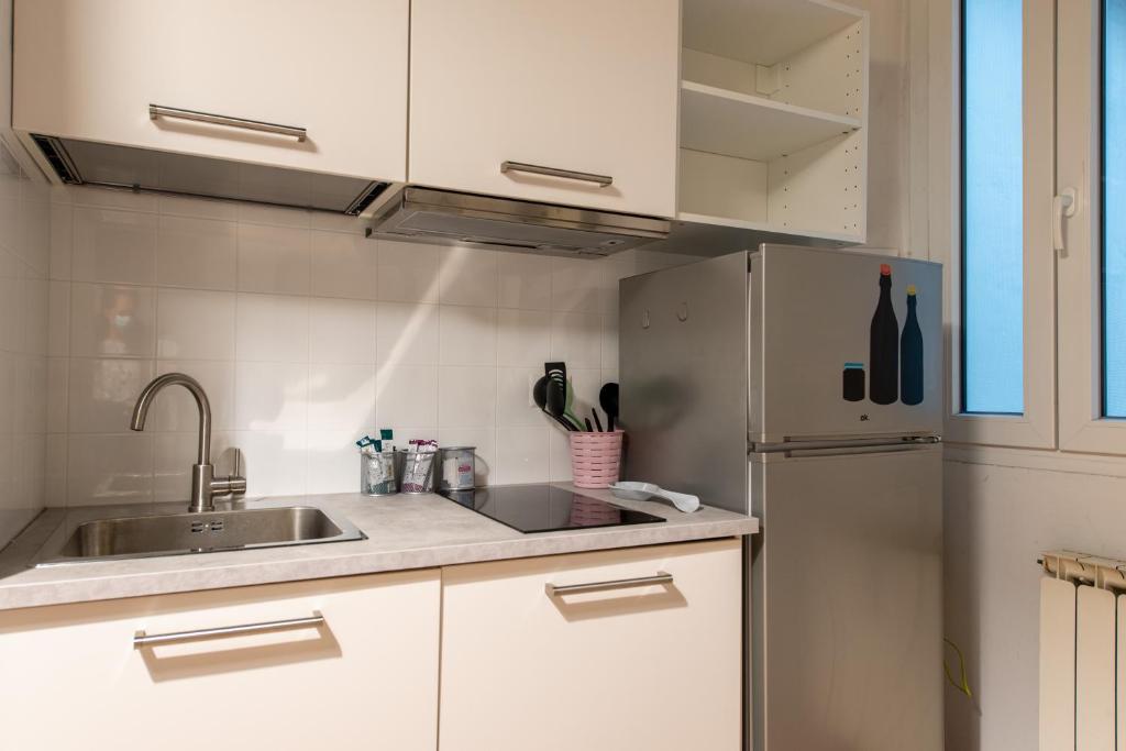 Kuchnia lub aneks kuchenny w obiekcie 2 Rooms next to a market and Piazza Santa Croce - HomeUnity
