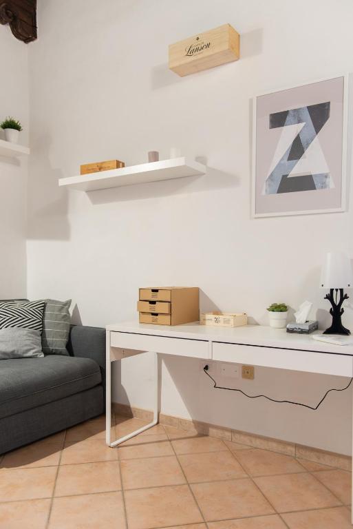 Część wypoczynkowa w obiekcie 2 Rooms next to a market and Piazza Santa Croce - HomeUnity