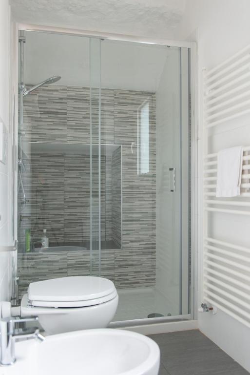 W łazience znajduje się toaleta i przeszklony prysznic. w obiekcie 2 Rooms next to a market and Piazza Santa Croce - HomeUnity we Florencji