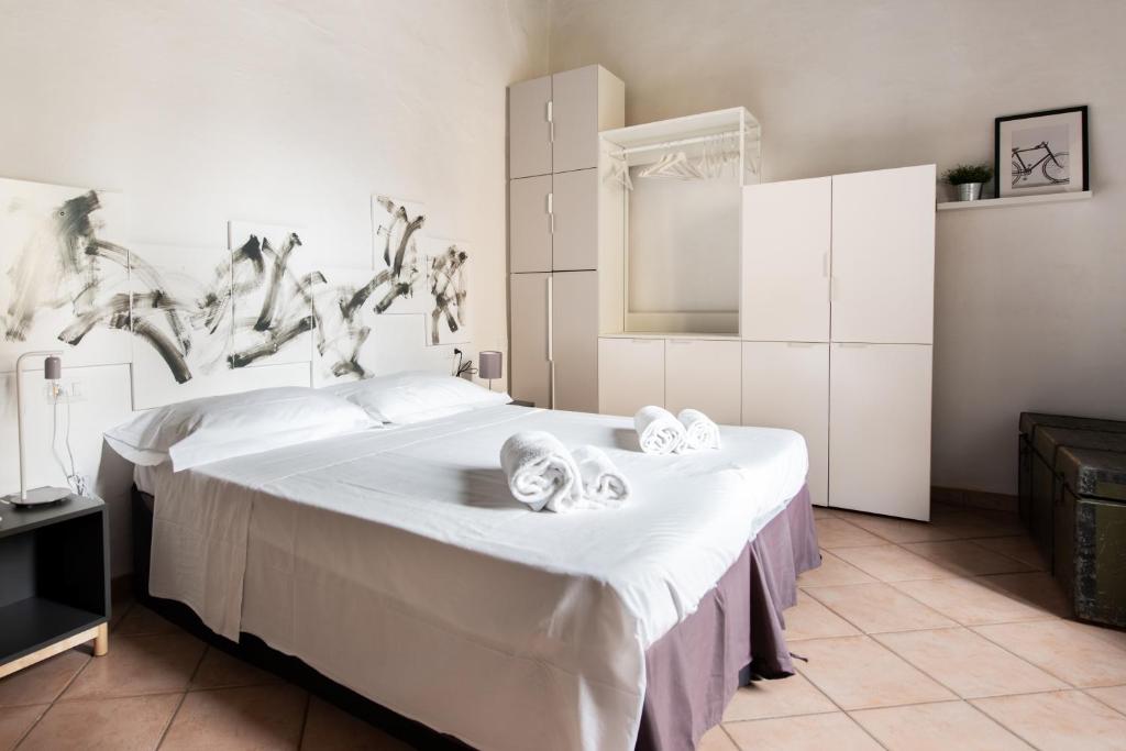 Łóżko lub łóżka w pokoju w obiekcie 2 Rooms next to a market and Piazza Santa Croce - HomeUnity