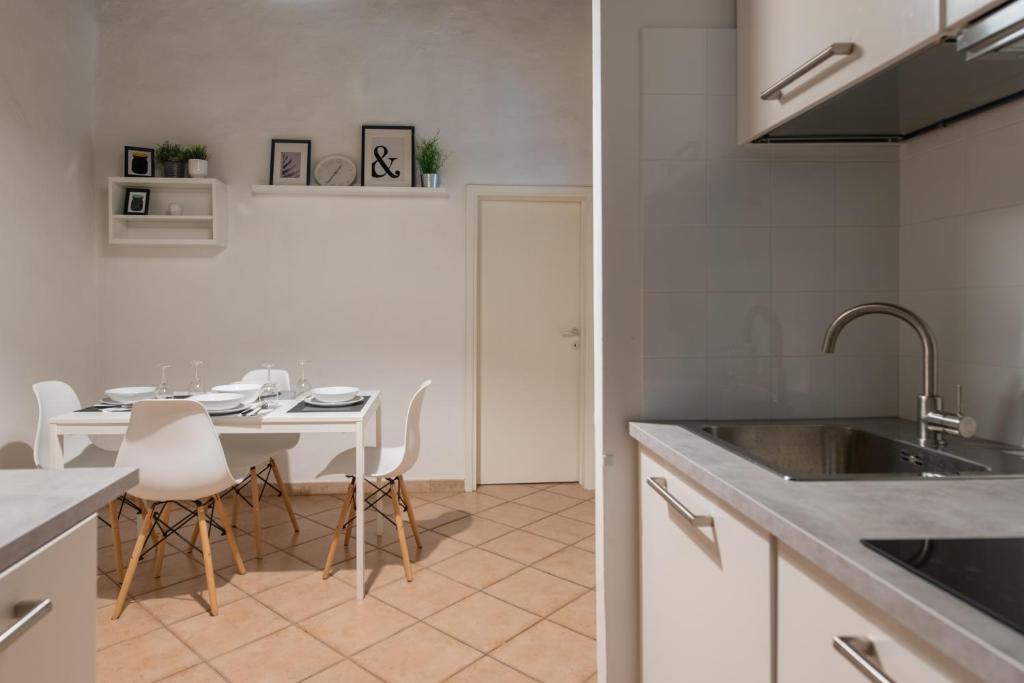 Kuchnia lub aneks kuchenny w obiekcie 2 Rooms next to a market and Piazza Santa Croce - HomeUnity