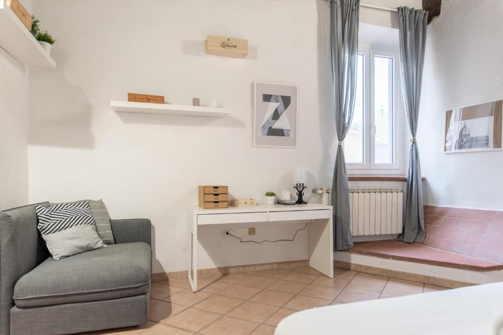 Część wypoczynkowa w obiekcie 2 Rooms next to a market and Piazza Santa Croce - HomeUnity