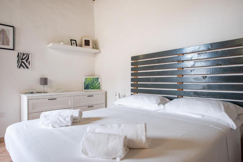 Łóżko lub łóżka w pokoju w obiekcie 2 Rooms next to a market and Piazza Santa Croce - HomeUnity