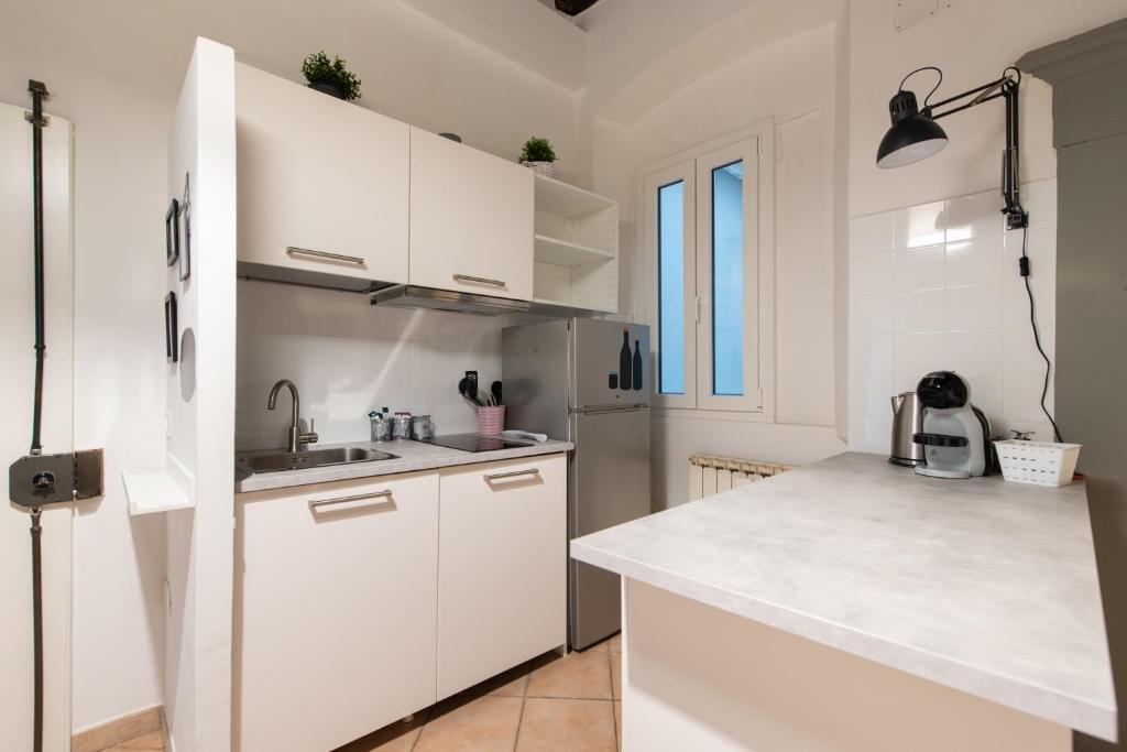 Kuchnia lub aneks kuchenny w obiekcie 2 Rooms next to a market and Piazza Santa Croce - HomeUnity