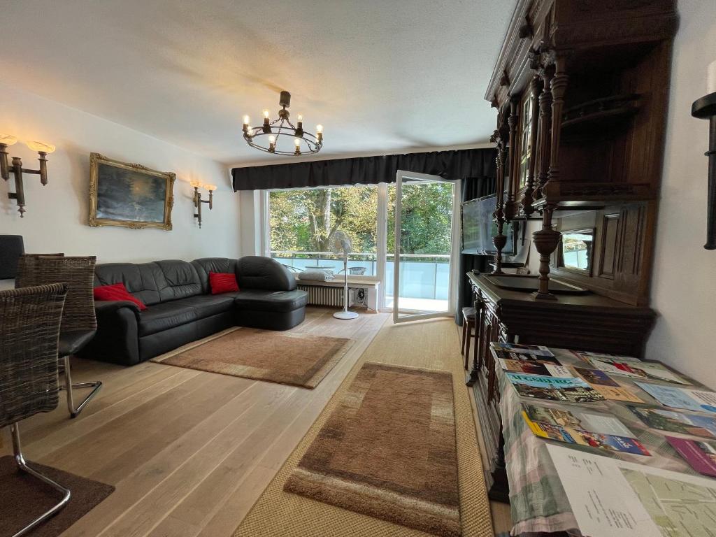 ein Wohnzimmer mit einem Sofa und einem Tisch in der Unterkunft Apartment am Roten Tor in Augsburg
