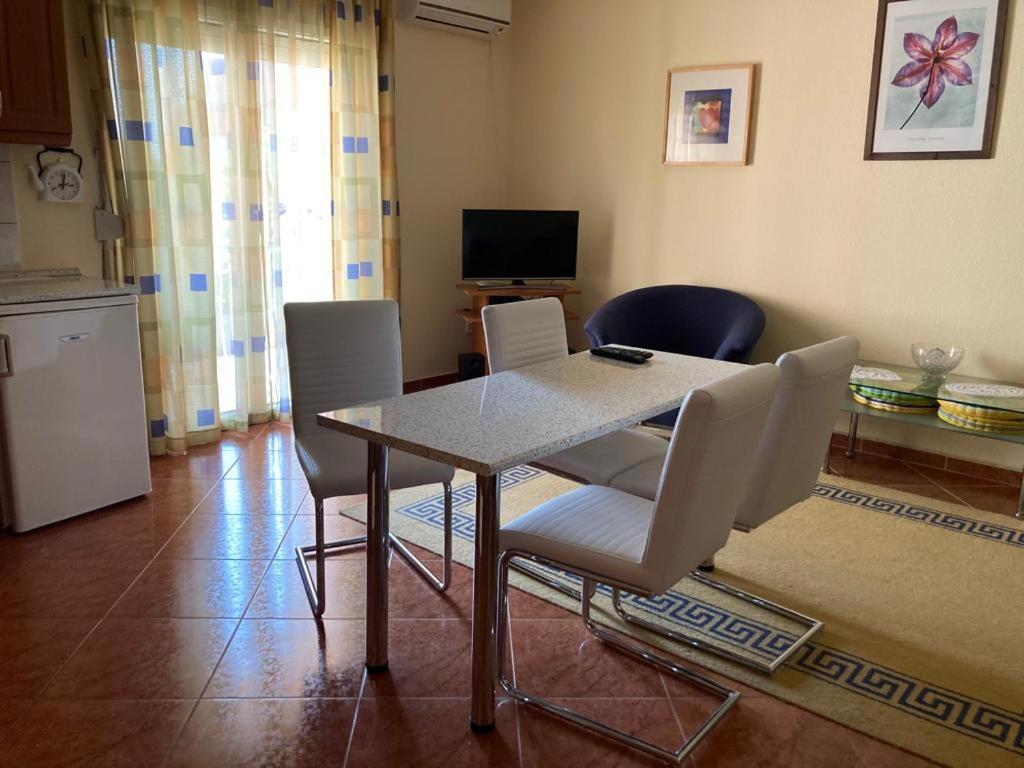comedor con mesa y sillas blancas en Rehab Apartment, en Hévíz