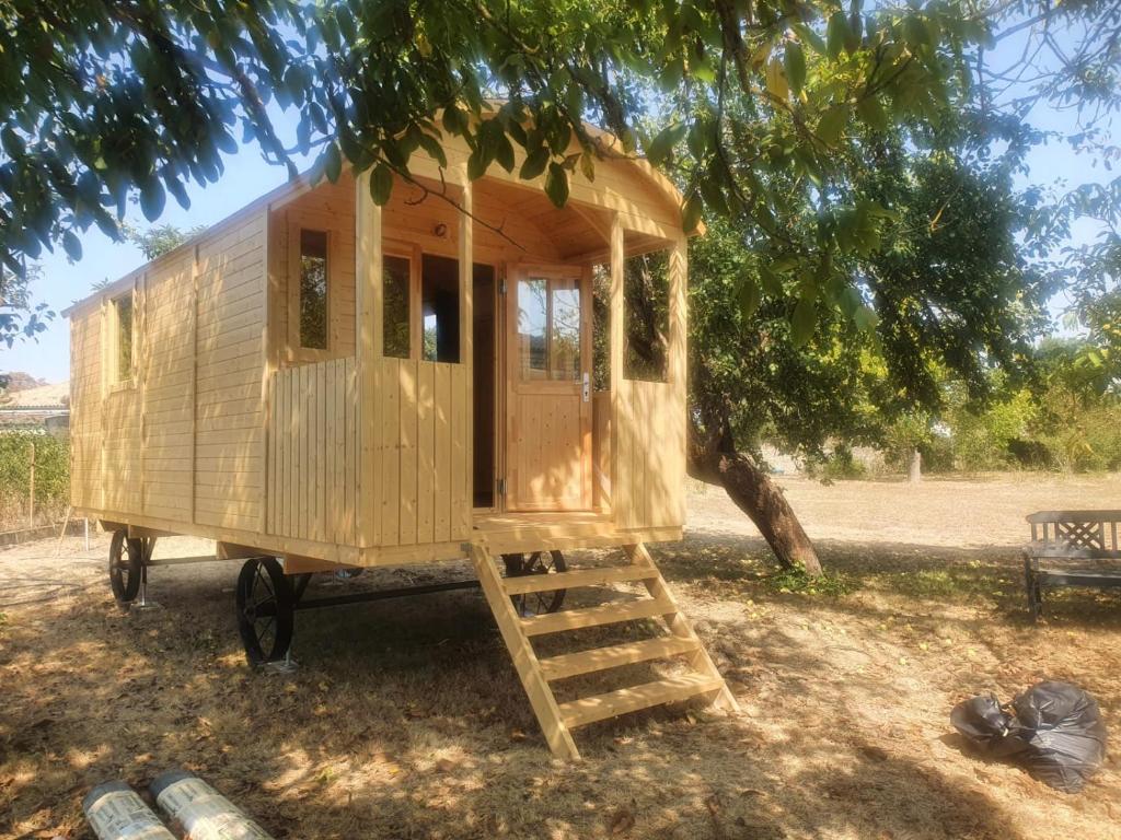 a tiny house on a ladder under a tree at La roul'hôte dépote in Monbéqui