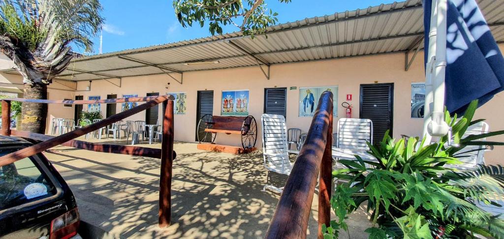 une maison avec une planche de surf penchée sur un rail dans l'établissement Pousada Romeiros do Pai Eterno, à Trindade
