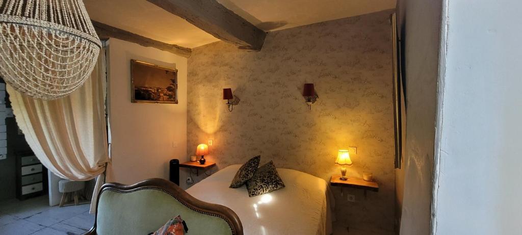 Część wypoczynkowa w obiekcie Maison ancienne romantique avec terrasse panoramique
