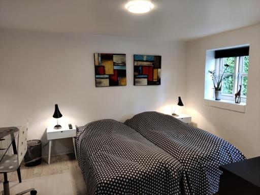 Uma cama ou camas num quarto em Værelser i midtbyen