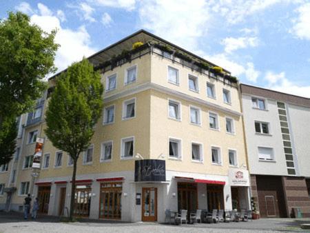 um grande edifício na esquina de uma rua em Hotel zur Mühle em Paderborn