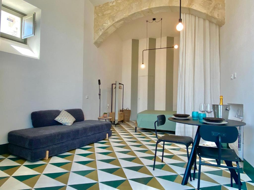 een woonkamer met een bank en een tafel bij Super Giù - Monolocale Superior in Ragusa