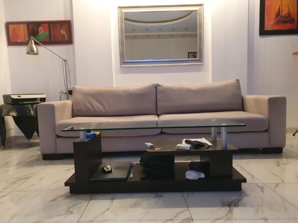 sala de estar con sofá y mesa en BELLE CHAMBRE CONFORTABLE, en Netanya