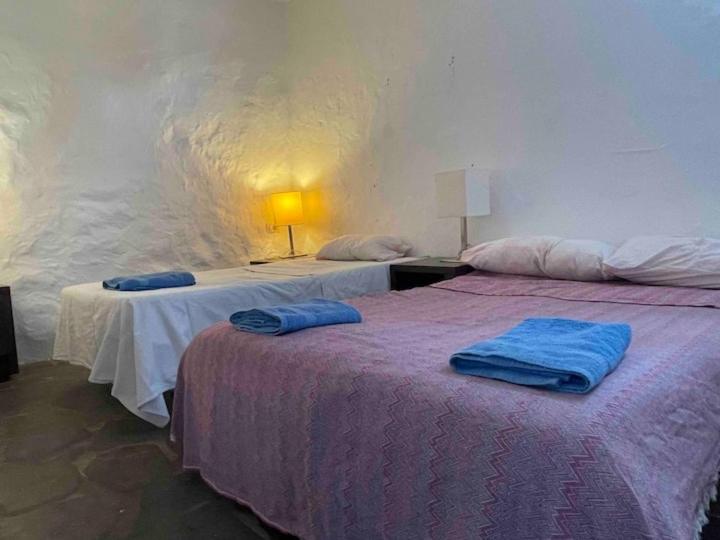 duas camas sentadas uma ao lado da outra num quarto em Finca Oaxaca - Casa Tortuga em Agaete