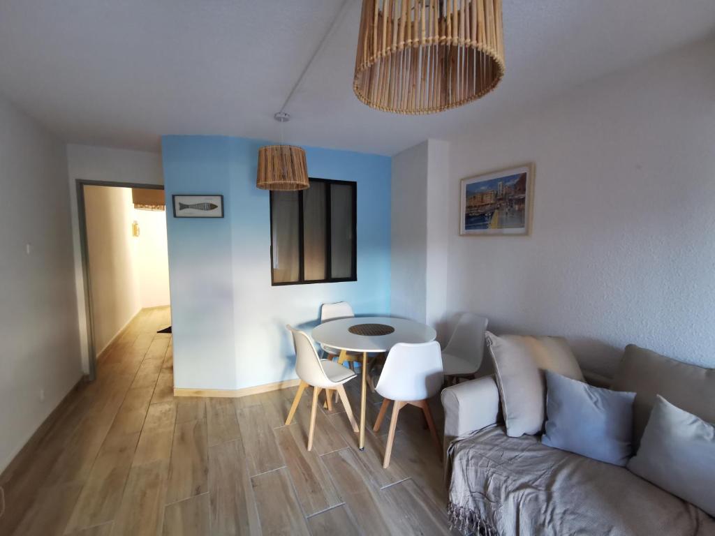 - un salon avec un canapé et une table dans l'établissement Superbe appartement Cap d'Agde, au Cap d'Agde