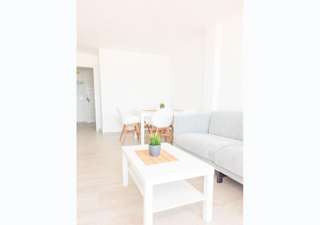 Posezení v ubytování Zeezicht appartement aan het strand, 2 slaapkamers, airco
