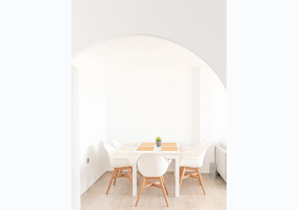Posezení v ubytování Zeezicht appartement aan het strand, 2 slaapkamers, airco