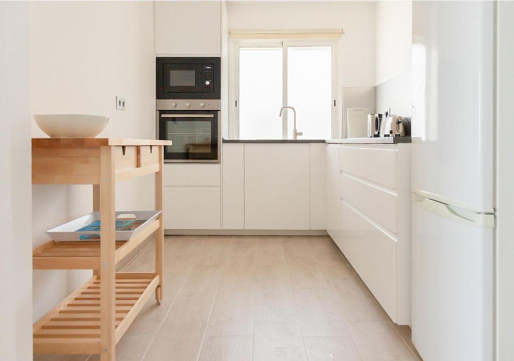 Kuchyň nebo kuchyňský kout v ubytování Zeezicht appartement aan het strand, 2 slaapkamers, airco