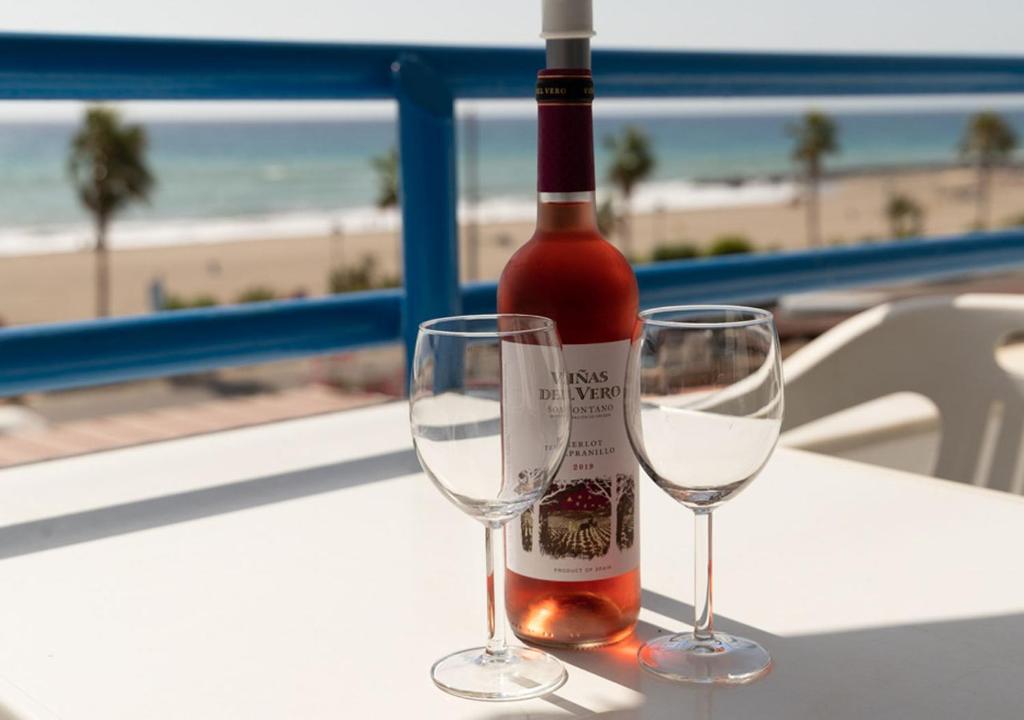 Nápoje v ubytování Zeezicht appartement aan het strand, 2 slaapkamers, airco