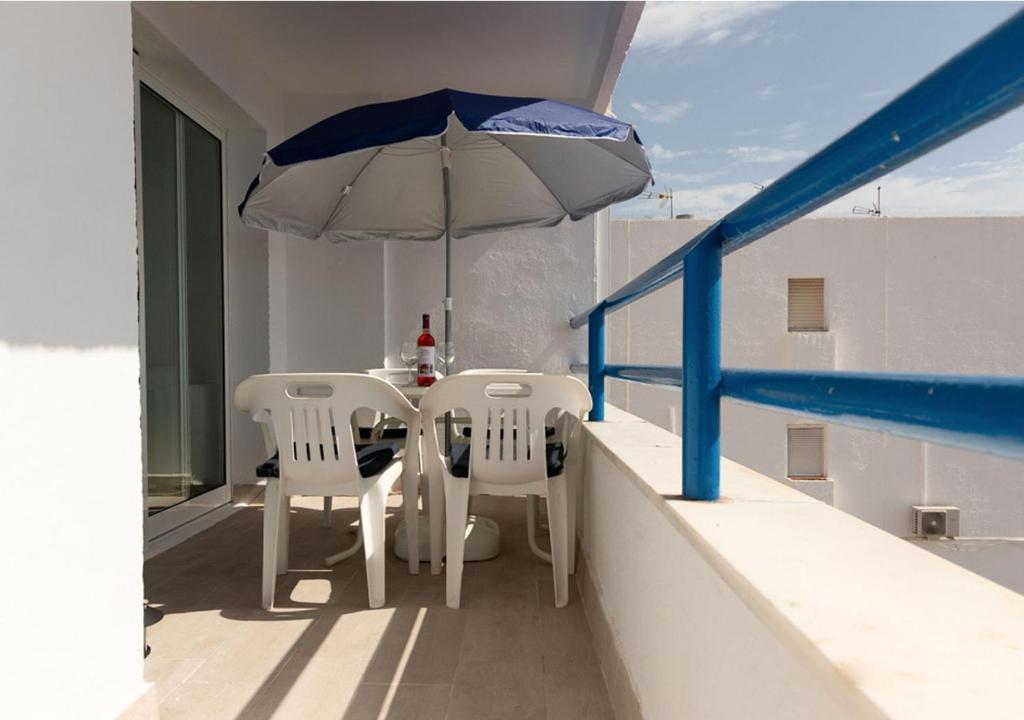 Balkón nebo terasa v ubytování Zeezicht appartement aan het strand, 2 slaapkamers, airco