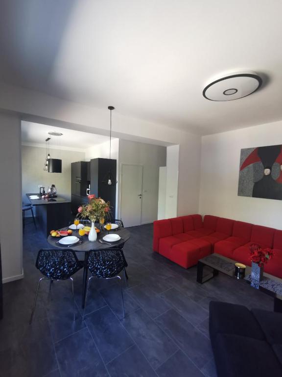sala de estar con sofá rojo y mesa en Oasis in the city near Amfiteatar,free parking and free Wi-Fi, en Pula