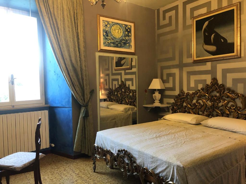 - une chambre avec 2 lits et une fenêtre dans l'établissement La Finestra sul Fiume, à Fossombrone