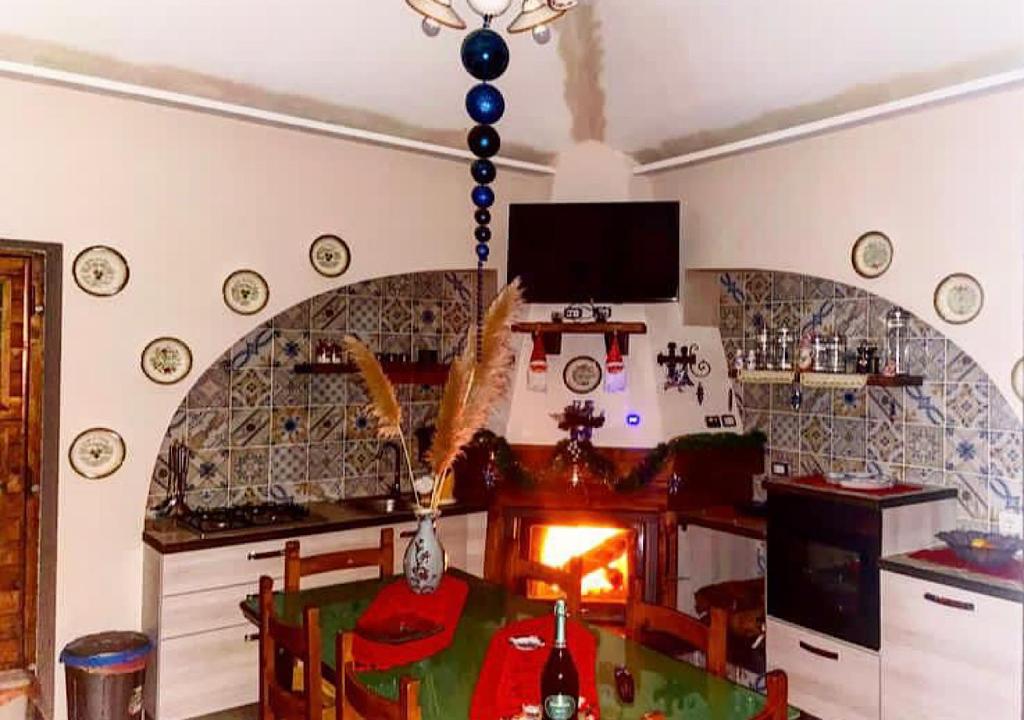 Kuchnia lub aneks kuchenny w obiekcie Chalet Grotta Monte Etna